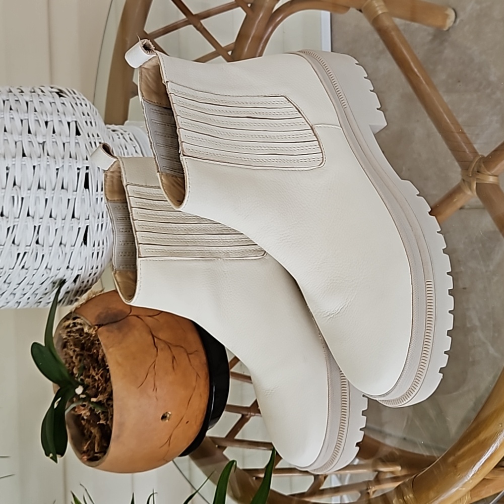 Portland leather womens sz 10.5 lug sole Cream Chelsea boot.